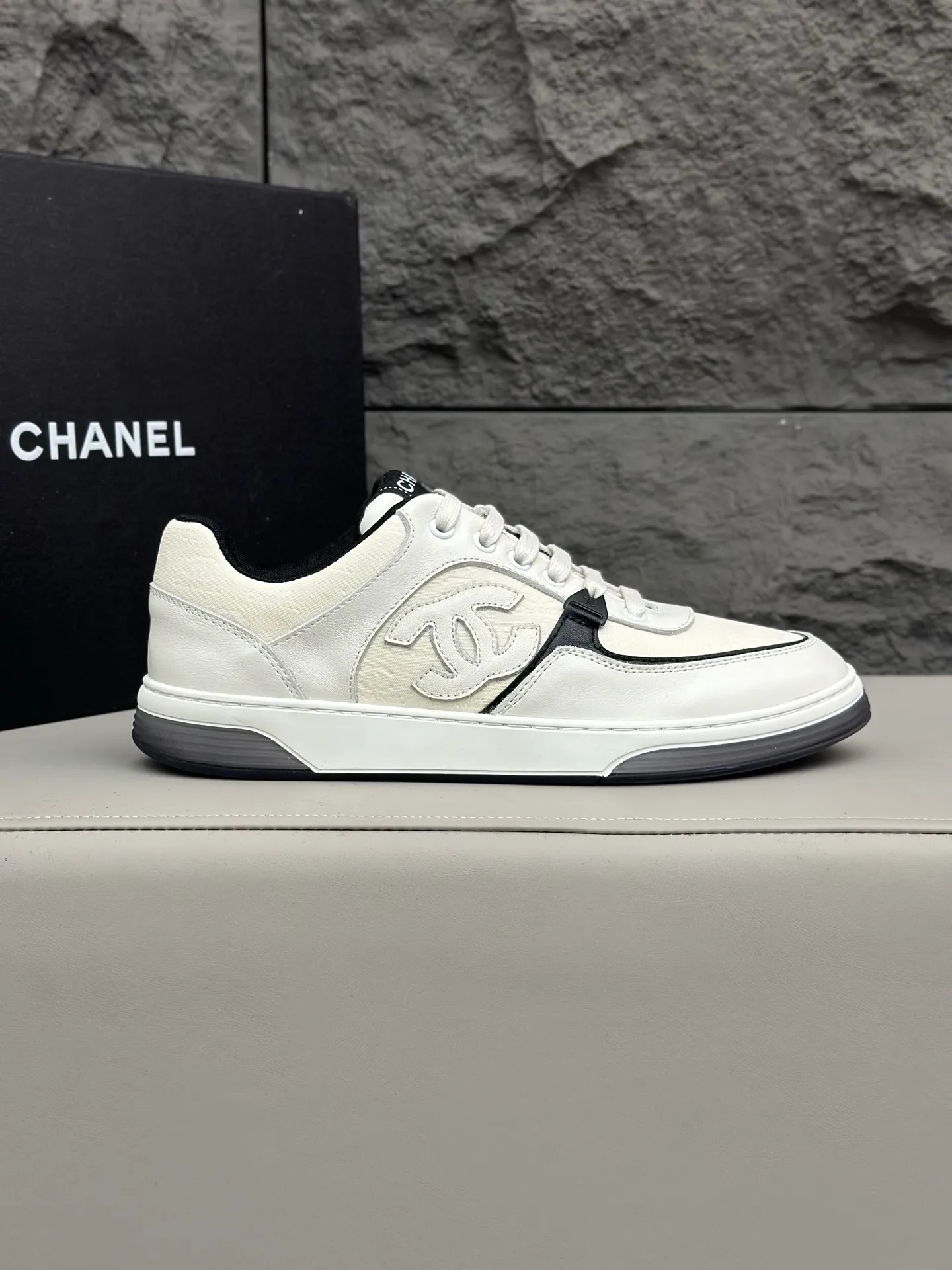💰740 Chanel, 2024 spring new style / ♞size; 38~45 (38 45 customized) Men's Chanel sneakers, January's style premium is super serious, basically you can't buy it. The counter sister received this color and it happened to be in my men's size. I really didn't like it at first, but after I put it on, I found it to be very versatile. The same design of the diamond surface of the classic CF flap bag is very recognizable, and the double C The logo is not too high-profile. I love it. I recommend this one and you must try it on. You can’t tell how handsome it is by looking at the pictures.